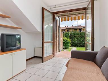 Vibrant Holiday Home in Lazise with Swimming Pool near 2 Lakes