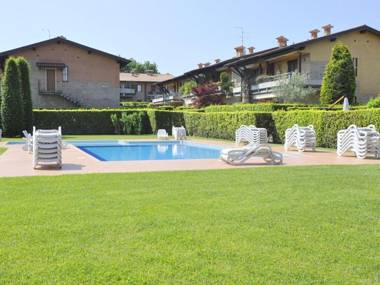Vibrant Holiday Home in Lazise with Swimming Pool near 2 Lakes