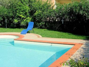 Small residence with swimming pool and 8 lovely apartments