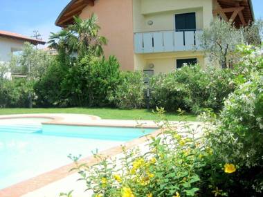 Small residence with swimming pool and 8 lovely apartments