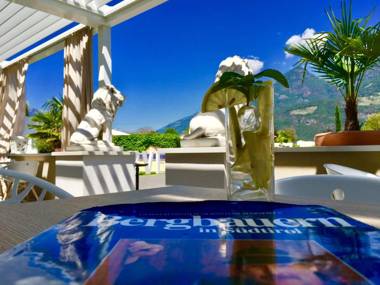 Schlosshof Charme Resort – Hotel & Camping