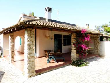 Casa Vacanza Ondablu CaseSicule on the Beach with big Veranda and Wifi