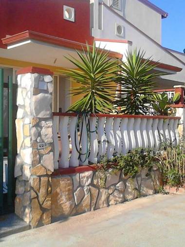 3 bedrooms house at Santa Maria del Focallo 800 m away from the beach with enclosed garden