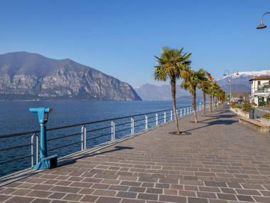 Lakeside Holiday Home in Clusane with Balcony