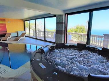 Divine Holiday Home in Giosa Marea with Sauna and Jacuzzi