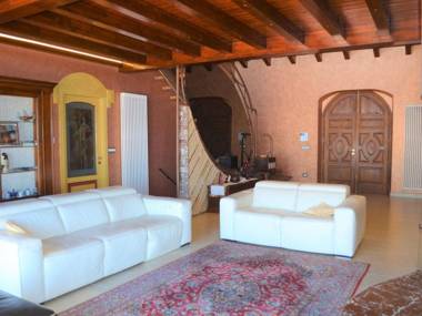 Divine Holiday Home in Giosa Marea with Sauna and Jacuzzi
