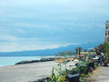 One bedroom appartement at Giardini Naxos 100 m away from the beach with sea view furnished terrace and wifi