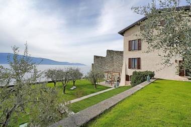 Villa Victoria: luxury waterfront villa with splendid views