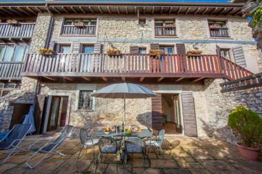 Iris child and pet friendly