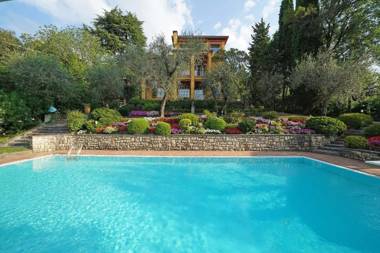 Villa Vibe Luce beautiful period villa with private pool and lake view