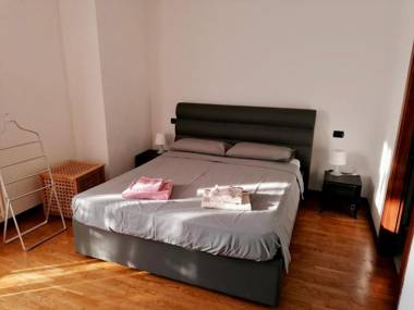 Villa con ampio giardino esterno e piscina condominiale