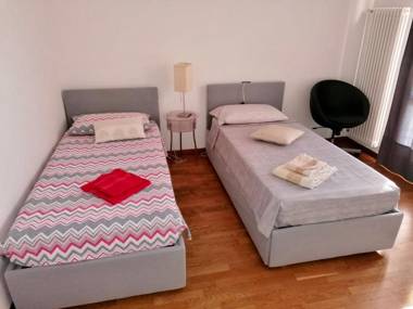 Villa con ampio giardino esterno e piscina condominiale