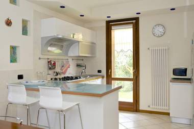 Villa con ampio giardino esterno e piscina condominiale