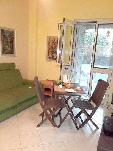 2 bedrooms appartement at Gaeta 300 m away from the beach with enclosed garden