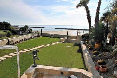 Villa for 12 persons near the beach