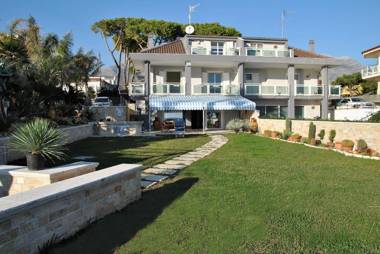 Villa for 12 persons near the beach