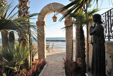 Villa for 12 persons near the beach