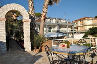 Villa for 12 persons near the beach