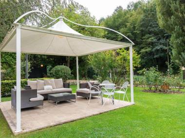 Heavenly Holiday Home in Folignio with Whirlpool