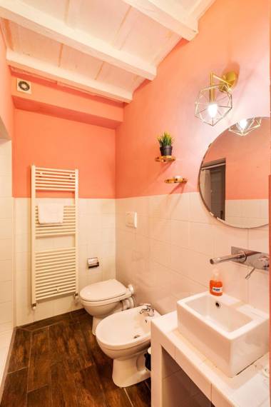 Minutes to attractions and River