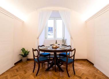 Historic Apt w Kitchen & Washer - Walk Everywhere!