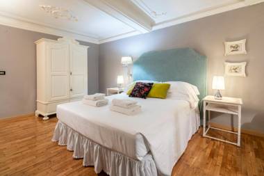 Uffizi Romantic Flat