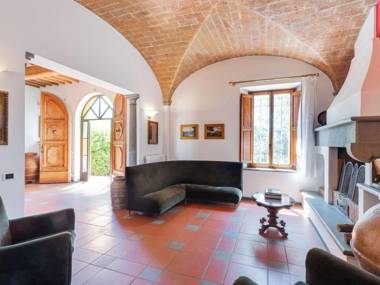 Spacious Villa in Empoli with Swimming Pool