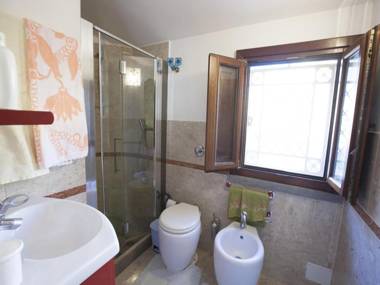 CASA CON VERANDA SUL MARE e A 4 MINUTI A PIEDI DALLA SPIAGGIA