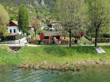 Idyllic cottage right next to the beautiful Lake Idro with spacious garden