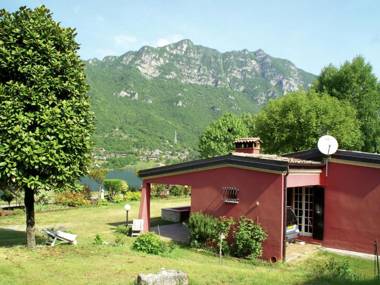 Idyllic cottage right next to the beautiful Lake Idro with spacious garden
