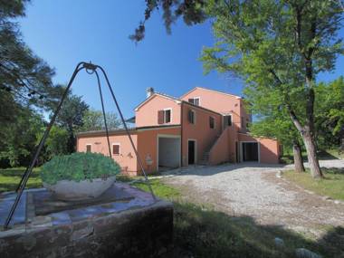 Delightful Holiday Home in Cossignano with Swimming Pool