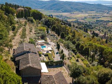 Sprawling Villa with Swimming Pool in Cortona Tuscany