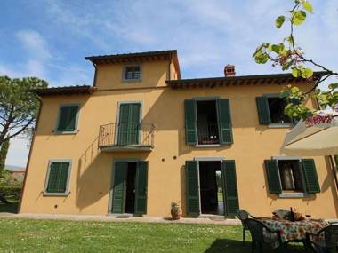 Cozy Farmhouse in Cortona with Swimming Pool
