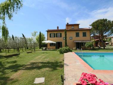 Cosy Holiday Home in Cortona with Swimming Pool