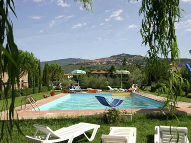Farmhouse with private terrace garden and pool overlooking the town of Cortona