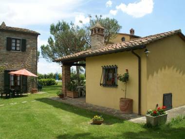 Beautiful holiday home with view over Cortona in beautiful surroundings