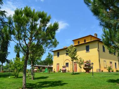 Beautiful old villa with a garden and private swimming pool in the Etruscan countryside