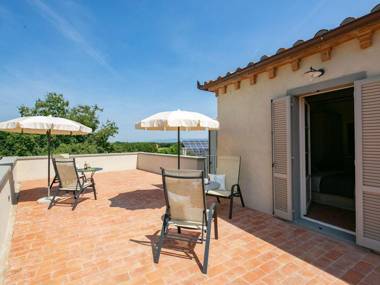 Plush Holiday Home in Cortona with Jacuzzi