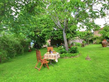 Striking Farmhouse in Cortona with Garden