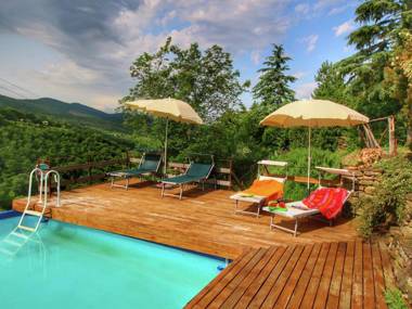 Striking Farmhouse in Cortona with Garden
