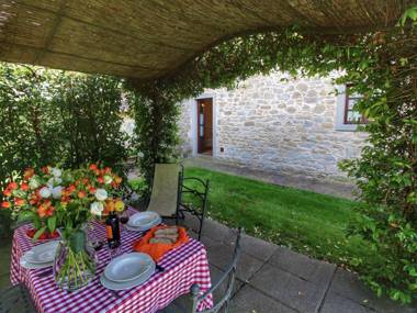 Cozy Farmhouse in Cortona with Swimming Pool
