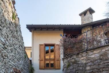 Blue Attic - Historical Como City Center by Rent All Como