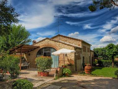 Cozy Holiday Home in Tuscany with Swimming  Pool