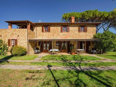 Spacious Farmhouse in Città della Pieve with Garden