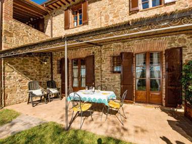 Spacious Farmhouse in Città della Pieve with Garden