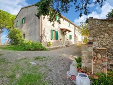 Restful Holiday Home in Chianni with Garden Patio Barbecue
