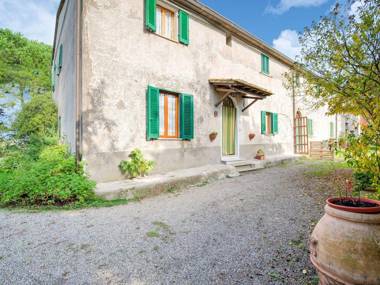 Restful Holiday Home in Chianni with Garden Patio Barbecue