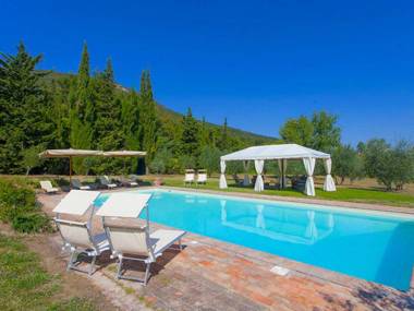 Quaint Villa in Cetona with Swimming Pool