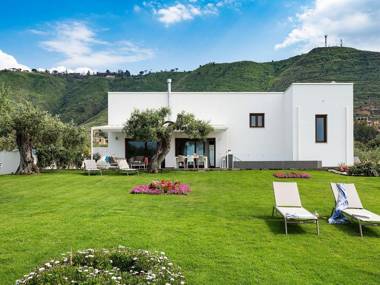 Elegant house in Cefalù only 100m from the sea with stunning views and garden!
