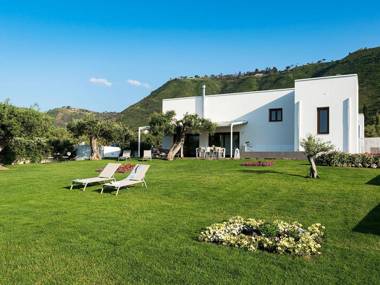 Elegant house in Cefalù only 100m from the sea with stunning views and garden!